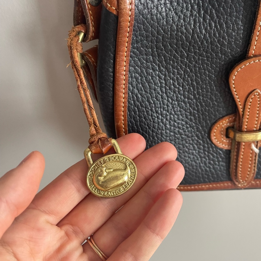 Vintage Dooney & Bourke Navy & Cognac Brown Leather Crossbody Purse - Picture 4 of 9